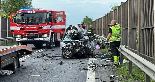 Tragická nehoda osobního a nákladního auta u Velvar: Řidič BMW nepřežil