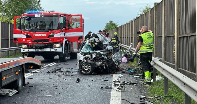 Tragická nehoda osobního a nákladního auta u Velvar: Jeden z řidičů nepřežil