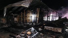 Noční požár ve Velvarech zlikvidoval rodinný dům: Příčinu šetří policie