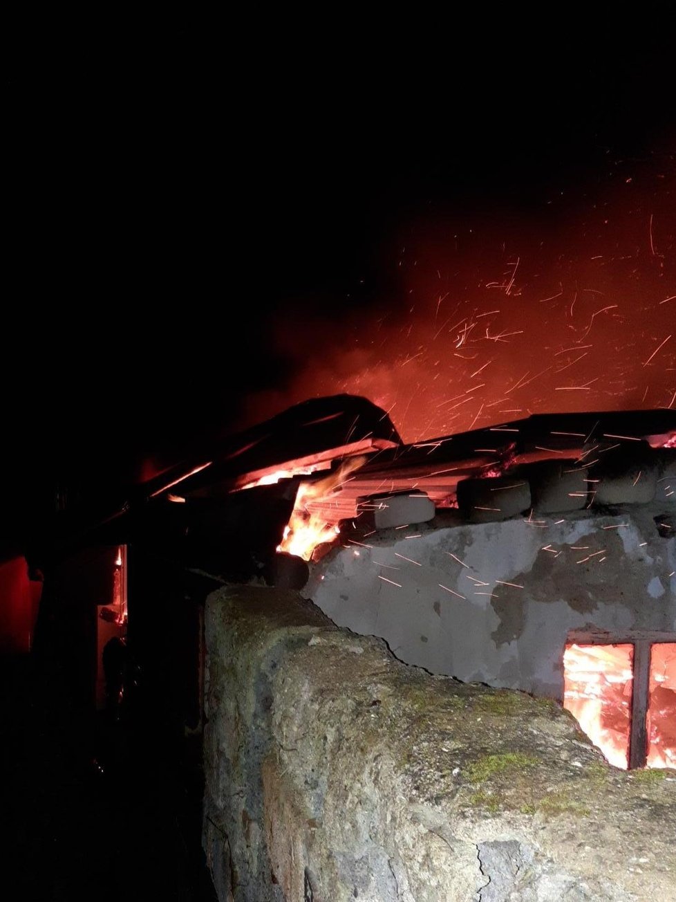 Noční požár ve Velvarech zlikvidoval rodinný dům: Příčinu šetří policie