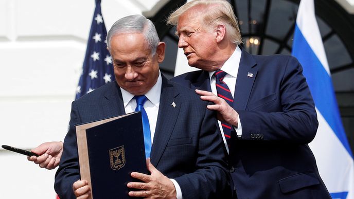 Benjamin Netanjahu a Donald Trump při podepsání Abrahámovských dohod mezi Izraelem a dvěma zeměmi Perského zálivu.