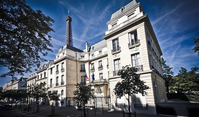 Velvyslanectví ČR v Paříži je jedno z nejhonosnějších sídel české diplomacie. Budovu pod Eiffelovou věží koupilo Česko od francouzské šlechtičny de Ligne za více než 4 miliony franků.