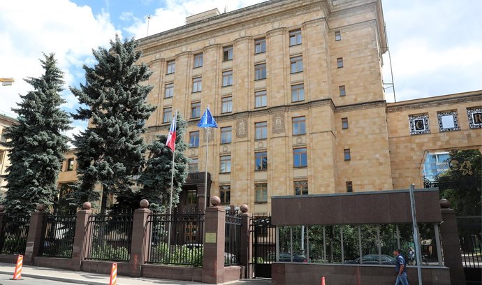 Budova českého velvyslanectví v Moskvě byla postavena v 50. letech ve stylu socialistického realismu. Ten lze na našem území najít například v pražském hotelu International.