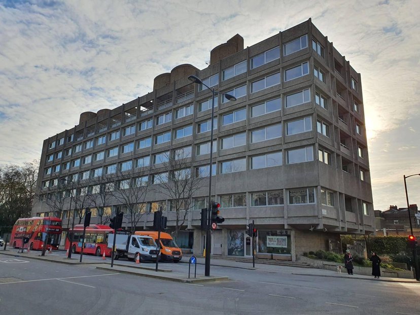 Budova velvyslanectví ČR v Londýně z roku 1970 je dalším příkladem brutalismu. Stavba z dílny J. Šrámka, J. Bočana a K. Štěpánského získala v roce 1971 ocenění RIBA (Cena Královského institutu britských architektů), což je nejprestižnější britská architektonická cena.