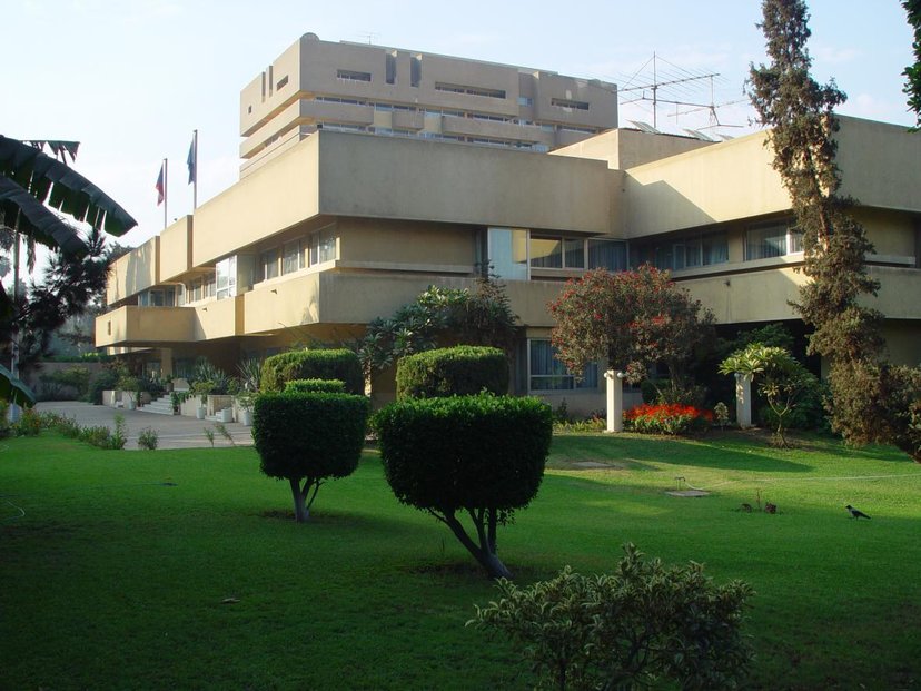 Český ostrov uprostřed Káhiry. Budova ambasády v Egyptě je nejmohutnější komplex mezi českými velvyslanectvími. Dostavěna byla v roce 1980 architekty K. Filsakem a V. Tomsem a pro svůj styl bývá též nazývána perla brutalismu.