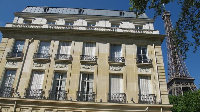 Honosná budova české ambasády v Paříži v blízkosti Eiffelovy věže