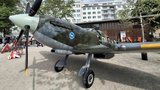 Britové ovládli Brno: V parku „přistál" slavný Spitfire, na čaj lákal velvyslanec