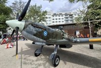 Britové ovládli Brno: V parku „přistál" slavný Spitfire, na čaj lákal velvyslanec