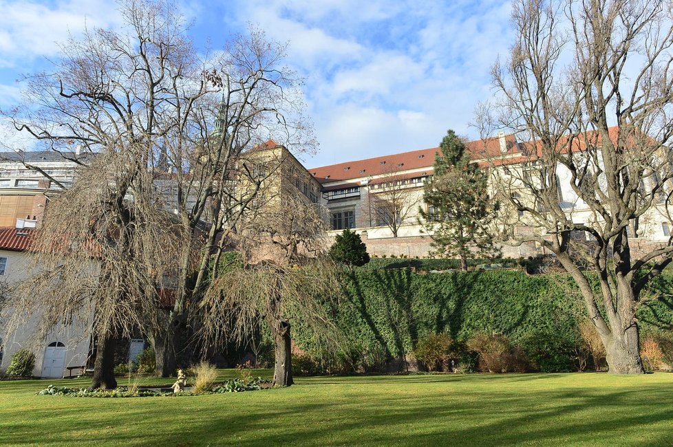 Pýchá celého velvyslanectví - skvostně udržovaná zahrada, která se nachází přímo pod okny Pražského hradu.