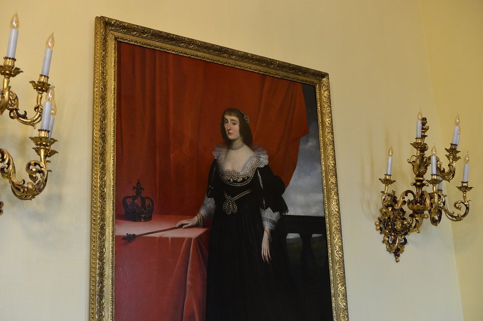 Na druhé straně velkého salonu od obrazu Fridricha Falckého se nachází také portrét jeho manželky Alžběty Stuartovny od téhož malíře - Gerrita von Honthorsta.