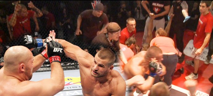 Poté, co první Čech v UFC Vémola svého dosud neporaženého soupeře uškrtil do bezvědomí, začal v euforii utišovat publikum pražského Top Hotelu