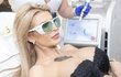 Lela Ceterová se vydala na pražskou kliniku Petra Clinic, kde podstoupila první fázi laserového odstranění tetování a také si nechala omladit ňadra.
