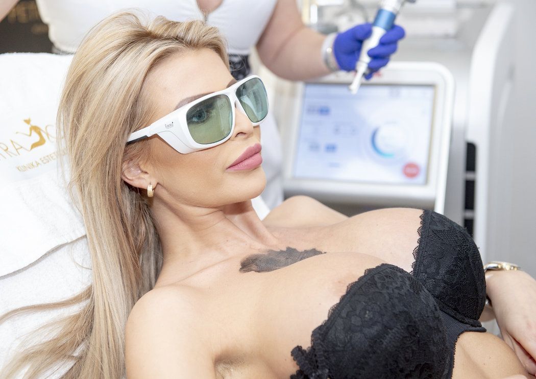 Lela Ceterová se vydala na pražskou kliniku Petra Clinic, kde podstoupila první fázi laserového odstranění tetování a také si nechala omladit ňadra.