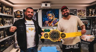 Že Vémola prodal pás? To Végha urazilo! Teď se ale potkají i s Chuckem Norrisem Že Vémola prodal pás? To Végha urazilo! Teď se ale potkají i s Chuckem Norrisem