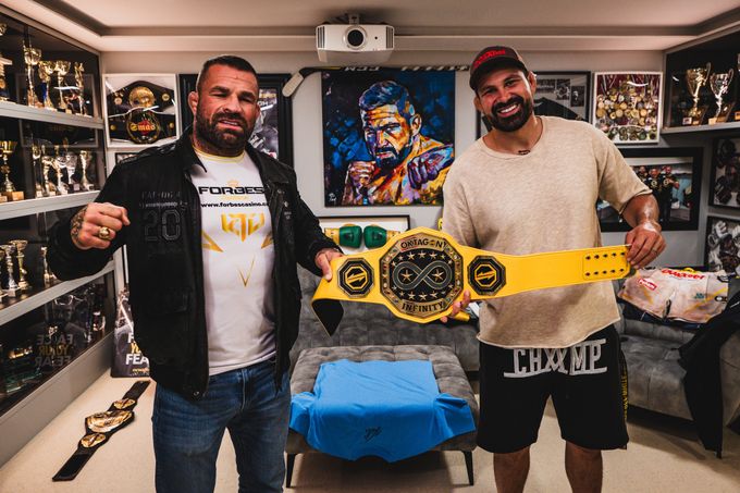 Že Vémola prodal pás? To Végha urazilo! Teď se ale potkají i s Chuckem Norrisem Že Vémola prodal pás? To Végha urazilo! Teď se ale potkají i s Chuckem Norrisem