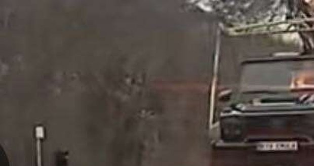 Karlos Vémola fue detenido aquí en Zbraslav. Su coche, un Mercedes negro, fue cargado en una grúa. Karlos Vémola fue detenido aquí en Zbraslav. Su coche, un Mercedes negro, fue cargado en una grúa.