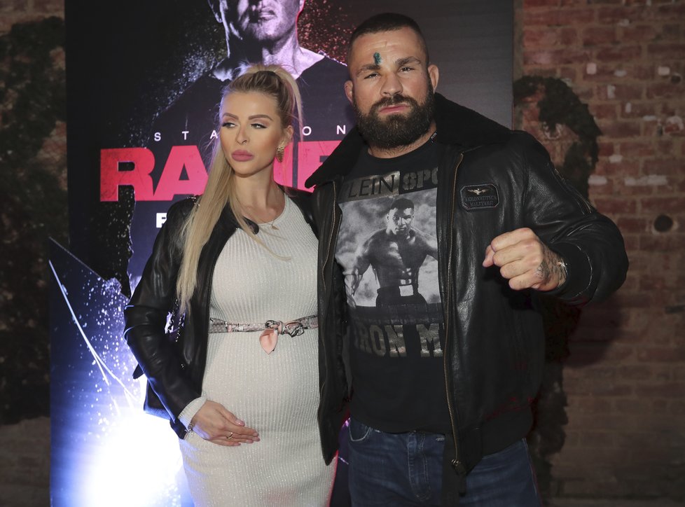 Recepce po předávání státních vyznamenání 2019: Čestný host a MMA bojovník Karlos Vémola s přítelkyní Lelou, která rovněž o placentě promluvila.
