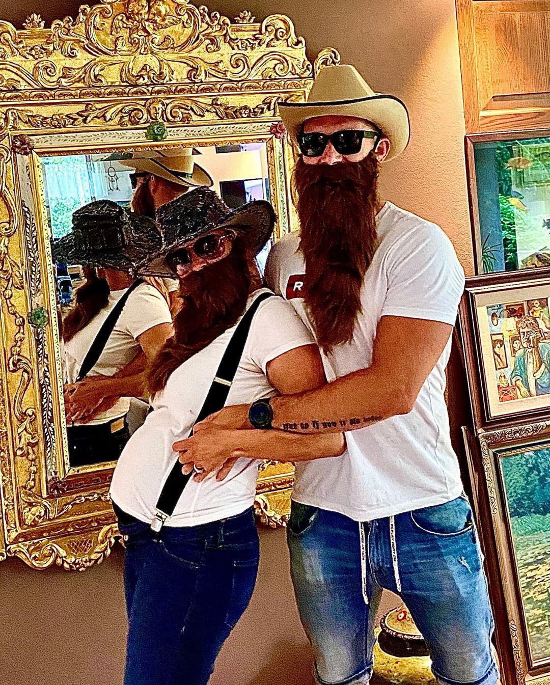 Těhotná Vendula s manželem Pepou jako ZZ TOP.