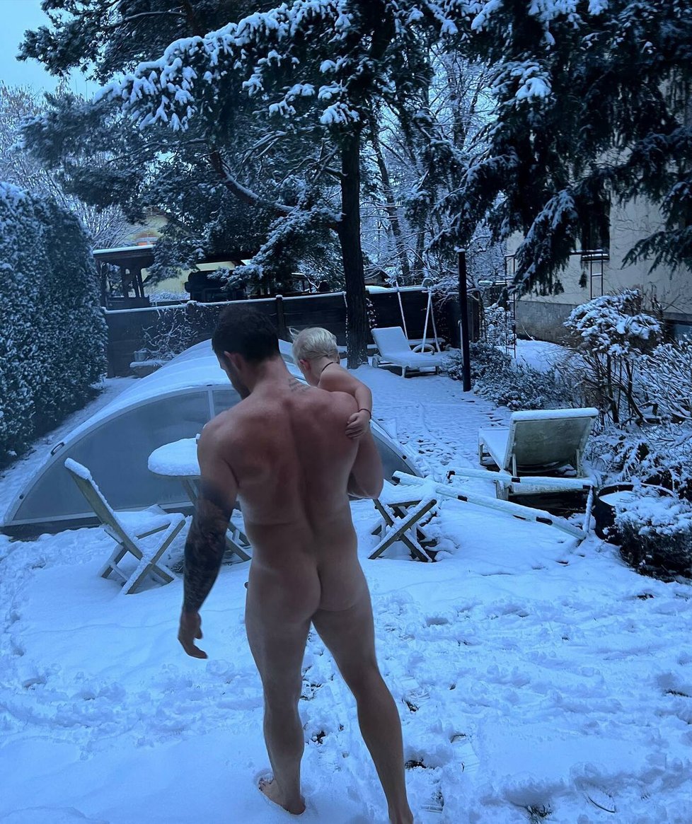 Drsný táta Josef Pizinger skočil se synem Josífkem ze sauny rovnou do sněhu.