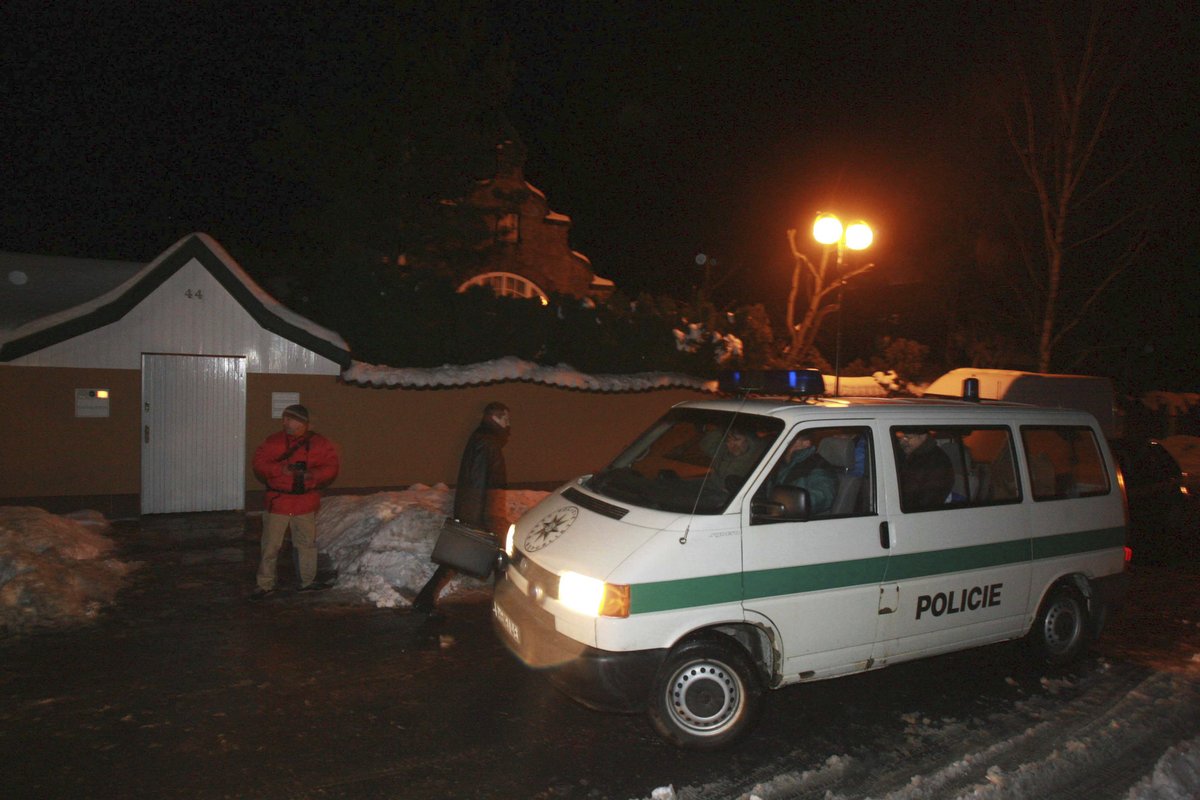 V den tragédie policie všechny zbraně zadržela.