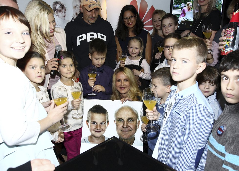 Vendula Pizingerová se dětmi, které se vyléčili z leukémie.