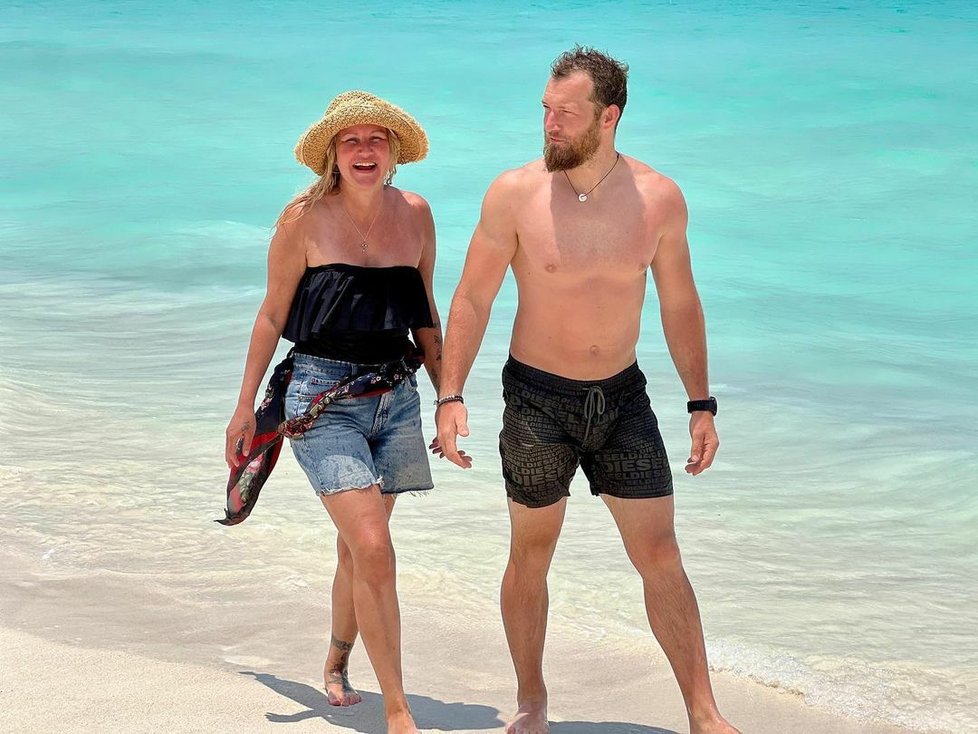 Vendula Pizingerová s manželem na dovolené