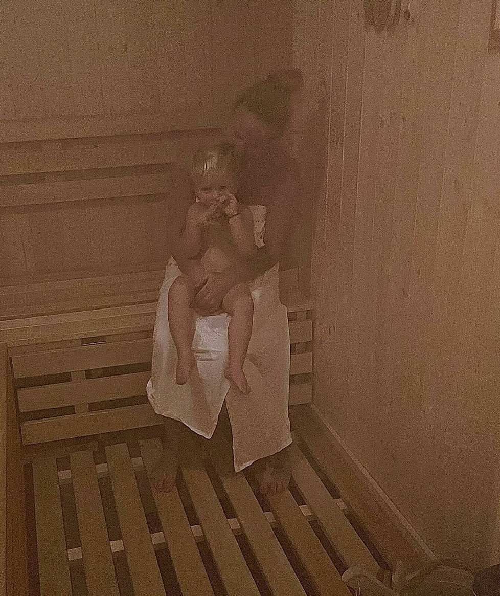 Vendula Pizingerová se synem v sauně.