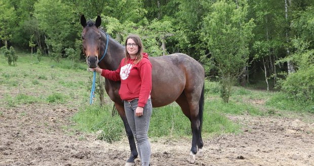 Vendula Šebková (27) s koněm Casper, který běžel i Velkou pardubickou.