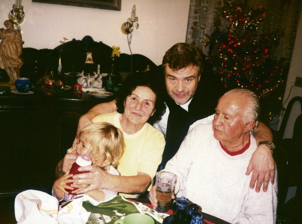 Rodinná fotografie maminky Jaroslavy, manžela Karla a tatínka Václava Hory (†76, vpravo)