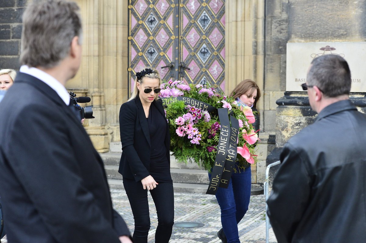 Věnec přinesla partnerka Františka Janečka Tereza Mátlová.