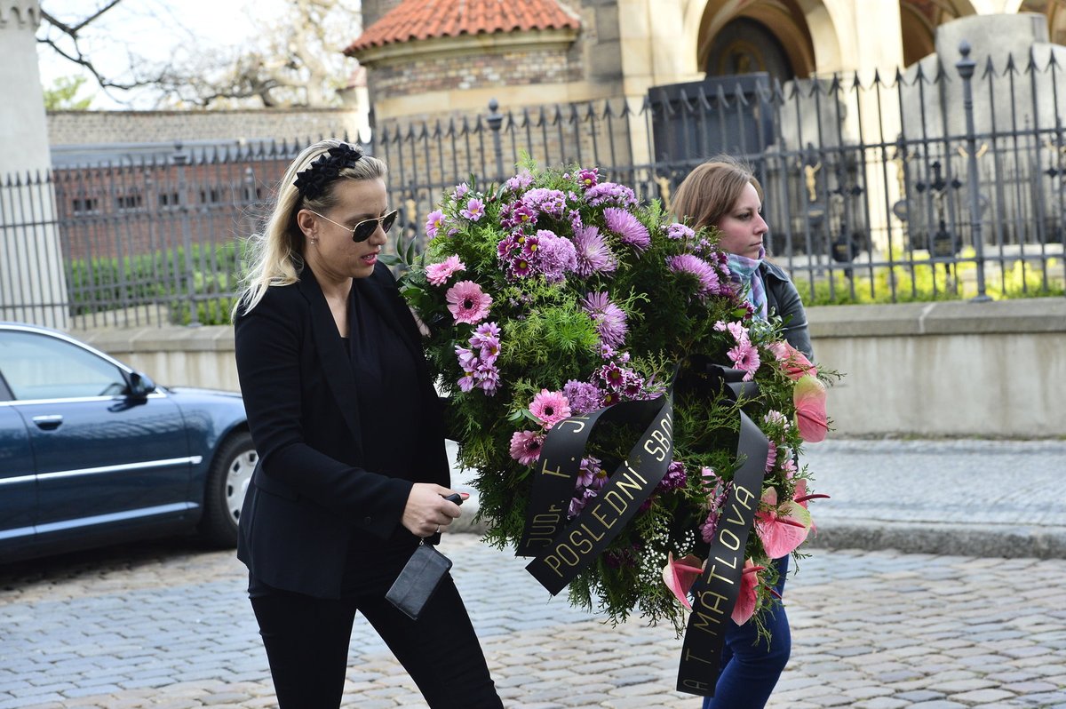 Věnec přinesla partnerka Františka Janečka Tereza Mátlová.