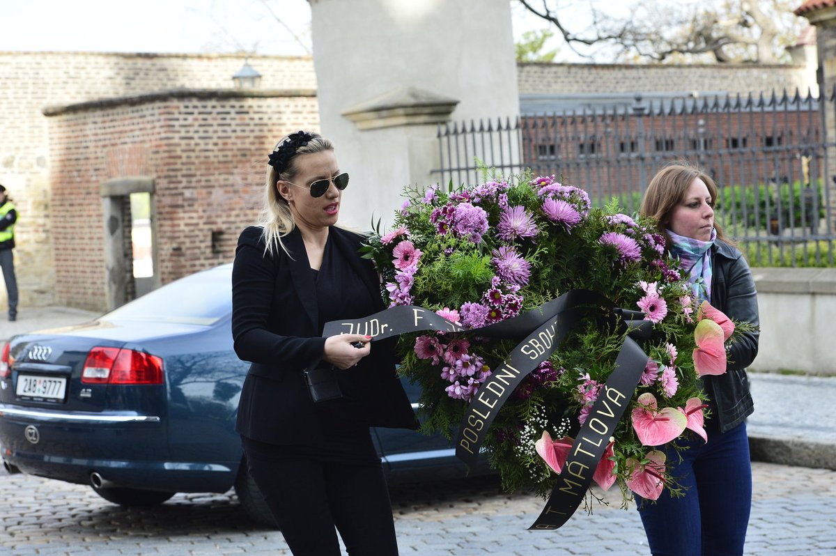 Věnec přinesla partnerka Františka Janečka Tereza Mátlová.