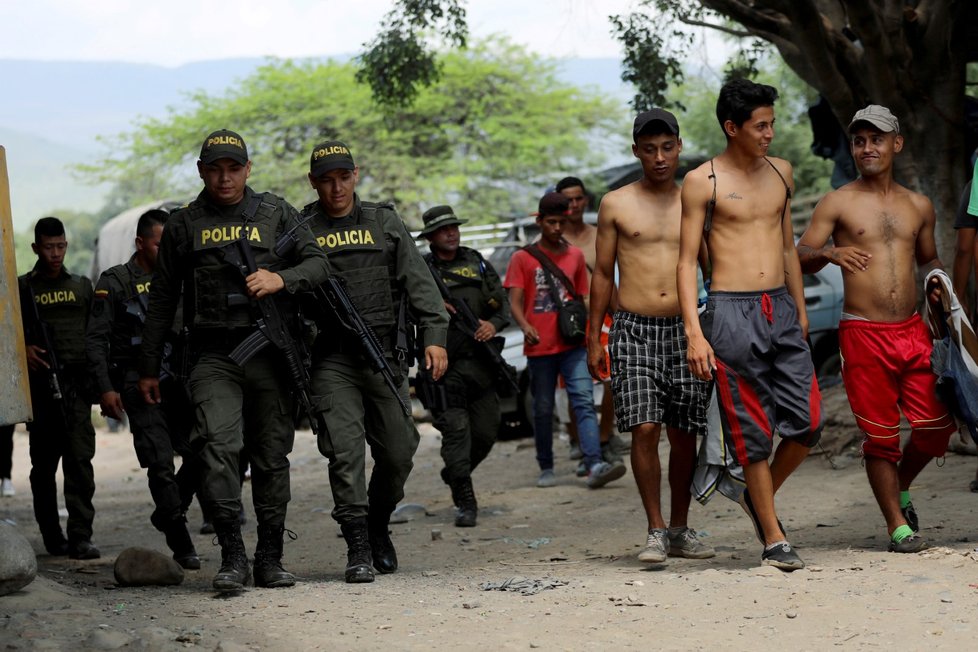 Kolumbijští policisté na hranici s Venezuelou (3.5.2019)