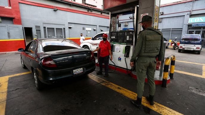 Venezuela se potýká i s nedostatkem benzinu