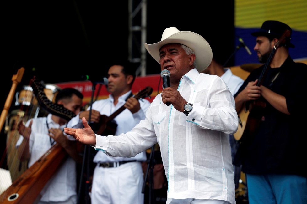 Venezuelský zpěvák během koncertu za práva Venezuely Reynaldo Armas