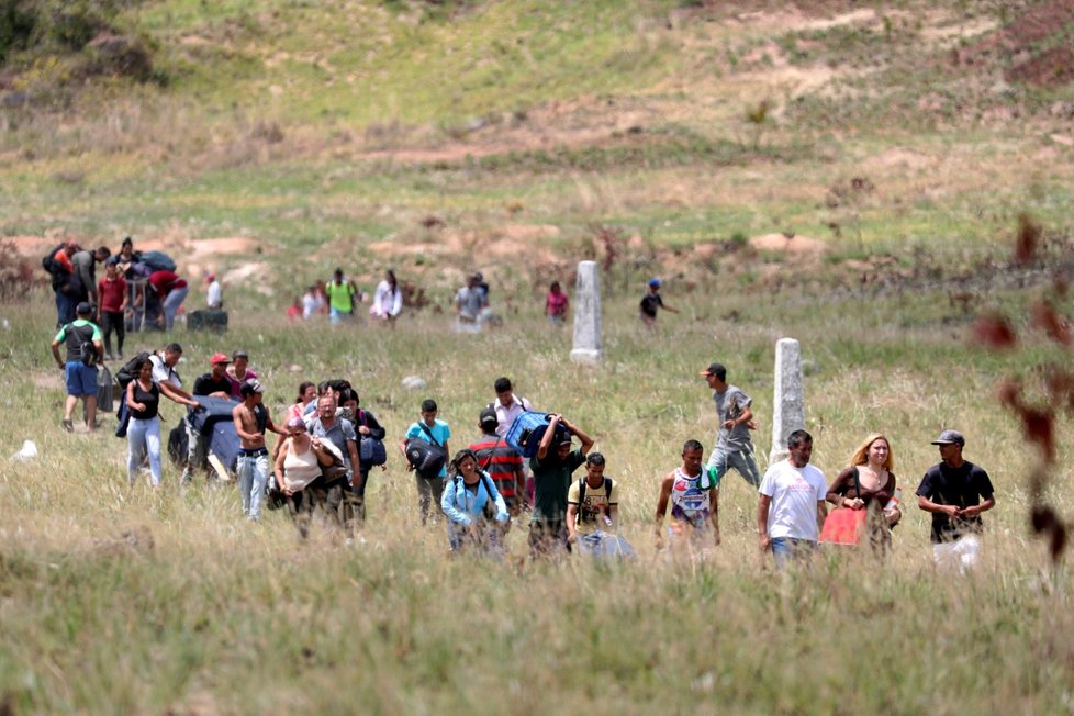 Lidé snažící se překročit hranice Venezuely a Kolumbie, aby získali humanitární pomoc