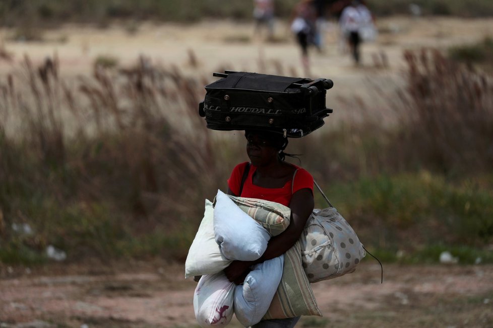 Lidé snažící se překročit hranice Venezuely a Kolumbie, aby získali humanitární pomoc