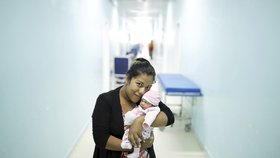 Těhotné Venezuelanky prchají rodit do Brazílie, denně se tam narodí 3 děti. Na snímku Carmen Jimenezová.