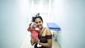 Těhotné Venezuelanky prchají rodit do Brazílie, denně se tam narodí 3 děti.