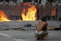 Zápalné lahve sviští vzduchem, lidé umírají. Venezuelské protesty mají 100 obětí