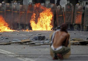 Protesty ve venezuelském Caracasu pokračují, obětí přibývá.