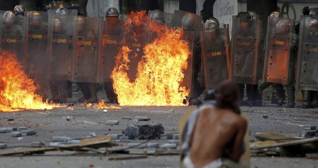 Zápalné lahve sviští vzduchem, lidé umírají. Venezuelské protesty mají 100 obětí
