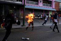 Mladíka na demonstraci zapálili. Dalšího ve Venezuele policisté zastřelili