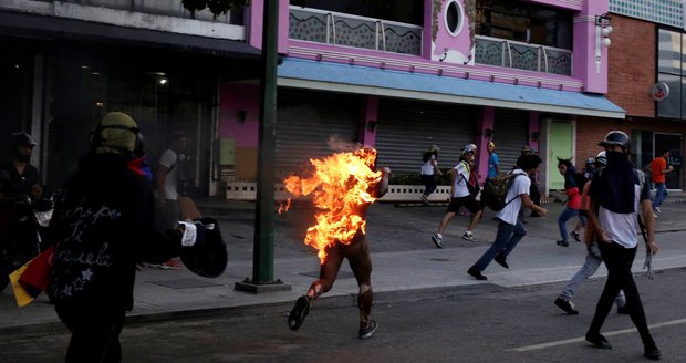 Mladíka na demonstraci zapálili. Dalšího ve Venezuele policisté zastřelili