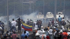 Další střety demonstrantů s pořádkovými jednotkami ve Venezuele (30.4.2019)