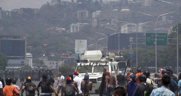 Děsivé záběry: Vojáci najížděli do lidí. Ve Venezuele zemřeli 4 lidé včetně mladé ženy