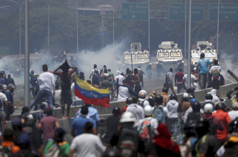 Střety demonstrantů s pořádkovými jednotkami ve Venezuele (30.4.2019)