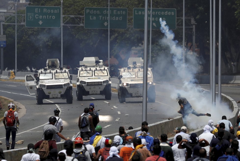 Střety demonstrantů s pořádkovými jednotkami ve Venezuele (30.4.2019)