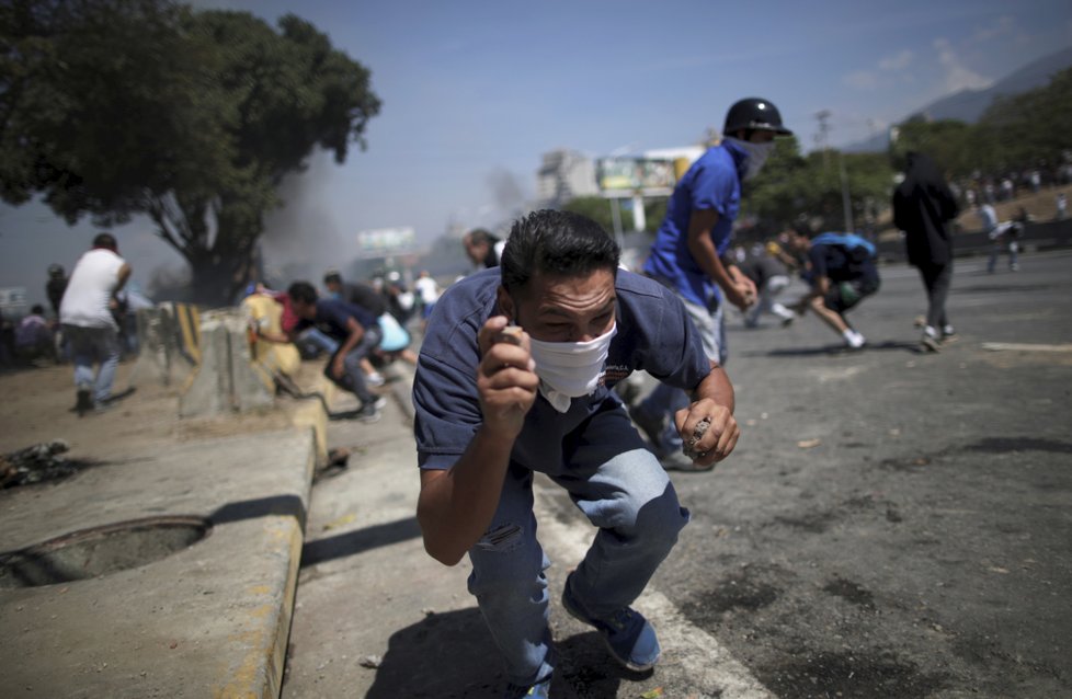 Další střety demonstrantů s pořádkovými jednotkami ve Venezuele (30.4.2019)