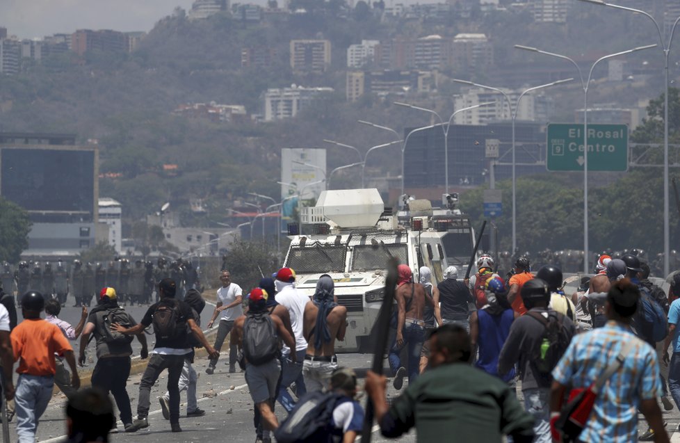 Střety demonstrantů s pořádkovými jednotkami ve Venezuele (30.4.2019)